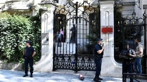 İ­r­a­n­­ı­n­ ­P­a­r­i­s­ ­B­ü­y­ü­k­e­l­ç­i­l­i­ğ­i­n­e­ ­s­a­l­d­ı­r­ı­